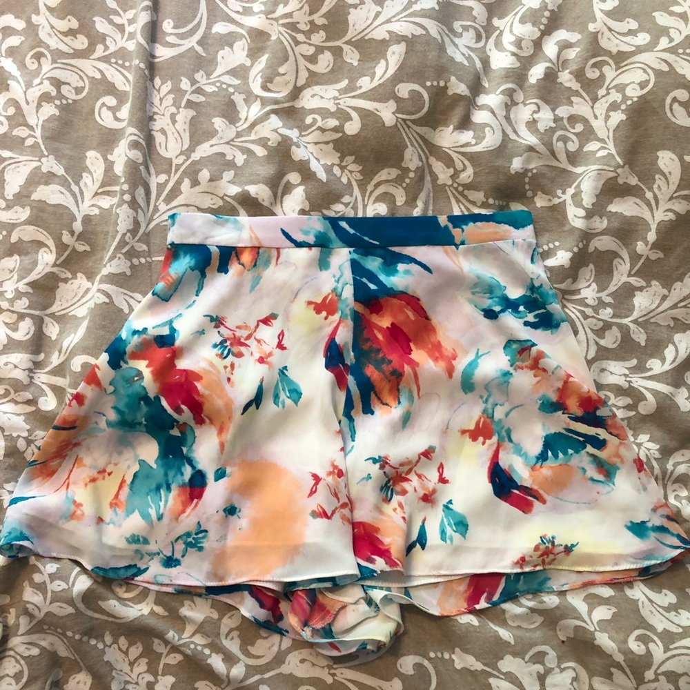 Saks Fifth Avenue Women’s size M shorts. Flowy, floral print, summer shorts
